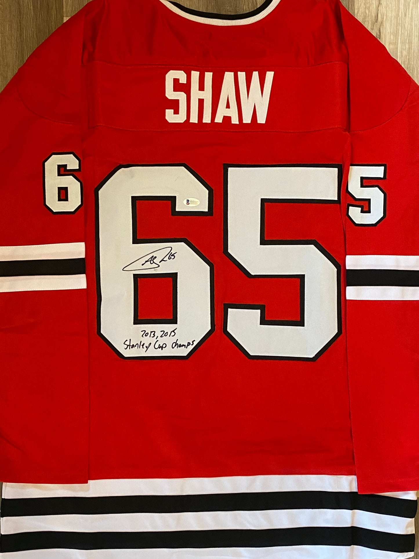 Andrew Shaw signed custom jersey inscribed "2013, 2015 Stanley Cup Champs" (Beckett COA)